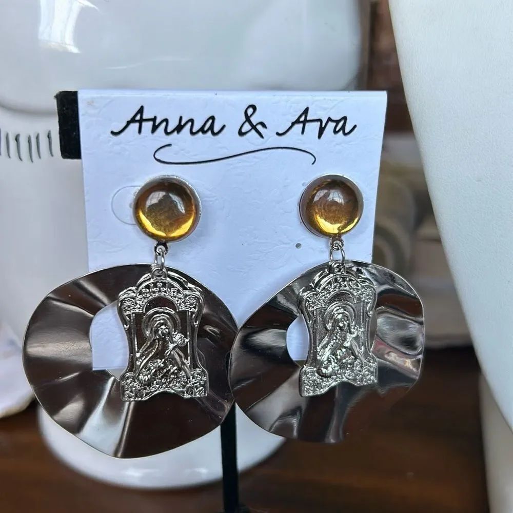 Anna & Ava earrings NWT with dust bag